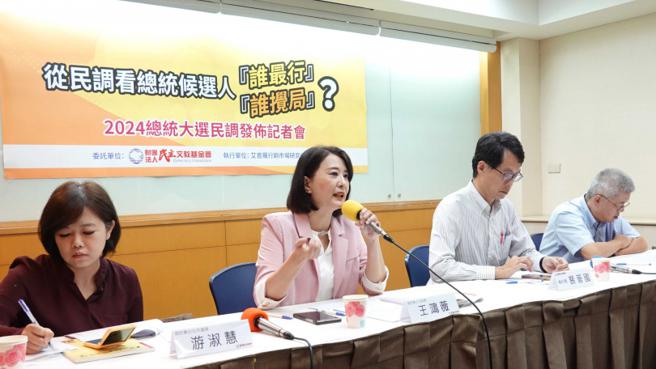 柯文哲抛出以民调高低决定整合方式的主张，但蓝营内部质疑，民调起伏不定，又无法排除遭对手灌票的可能性。图为蓝营民代针对坊间民调进行评论。（图／报系资料照）