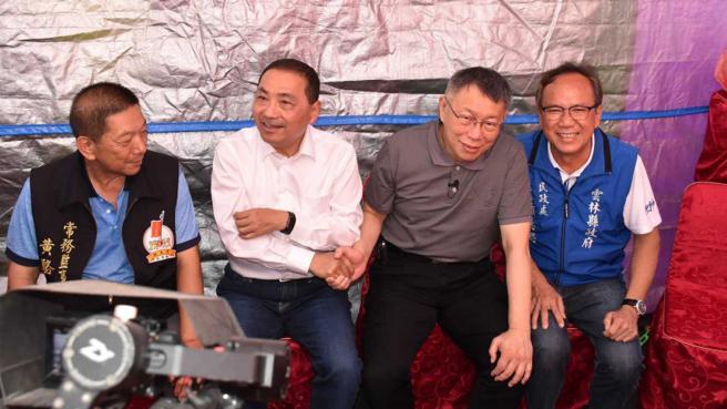 侯柯二人日前参加白沙屯拱天宫160周年活动时同框，两人并应媒体要求相互握手，展现在野团结的氛围。（图／报系资料照）