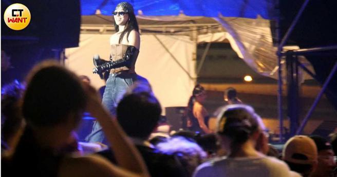 蔡诗芸上台演出，王阳明在台下也现身台下。（图／本刊摄影组）