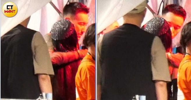 王阳明把蔡诗芸搂过来亲了一下，虽然只是蜻蜓点水但看来甜蜜依旧。（图／本刊摄影组）