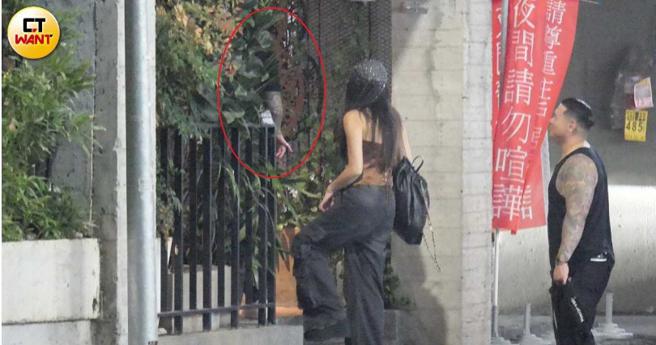 王阳明（红圈者）和蔡诗芸一前一后进入酒吧。（图／本刊摄影组）