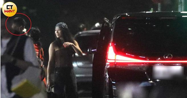 一个半小时后，蔡诗芸先准备离开，看起来心情不错，王阳明和友人一起送她。（图／本刊摄影组）