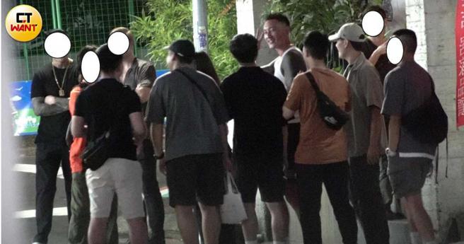 老婆走后王阳明与朋友续摊，跟一群人合照颇有人气。（图／本刊摄影组）