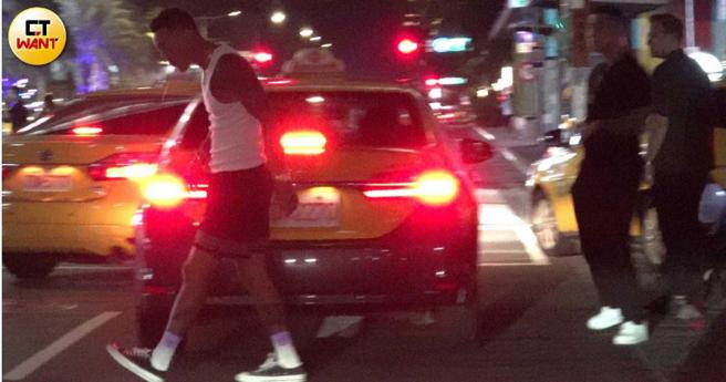 在去夜店的路上，王阳明随地吐了一大口痰。（图／本刊摄影组）