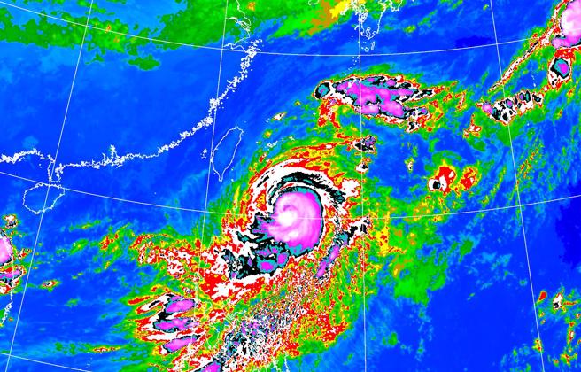 小犬暴风圈明天清晨接触台东、恒春半岛陆地，明后两天风雨最大，宜兰、花莲、台东、高雄及屏东累积降雨量将瞬间爆表。（中央气象署提供）