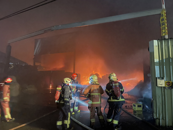 新北市树林区一处资源回收场3日凌晨0点多发生火警。(消防局提供)