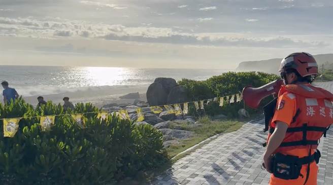 小犬颱风持续逼近，花莲沿岸今晨吸引民眾观浪，岸巡人员也随即前往劝退。（第一二岸巡队派提供／罗亦晽花莲传真）