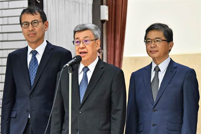 行政院长陈建仁上午赴立法院报告「2024年度中央政府总预算案」前接受媒体联访，强调国舰国造是国防自主重要关键，盼朝野一同支持捍卫台湾主权、自由民主。（行政院提供）