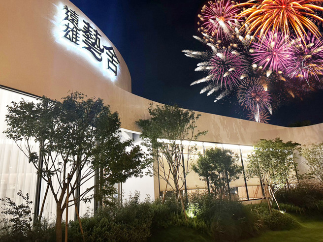 图为9/18国庆烟火试放，烟火照亮缤纷多彩夜空。(远雄艺舍提供，实景辅以美化示意)