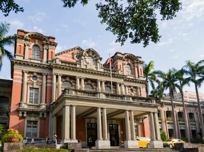 台大外科招募新进住院医师，报名时间至10／5截止。（台大医院外观／Shutterstock）
