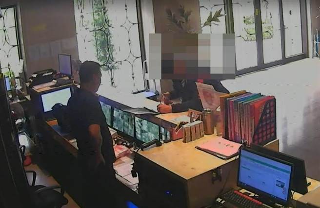 诈骗车手前来取款，社区管理员机警报案成功帮叶女保住100万元。（警方提供／吕筱蝉桃园传真）