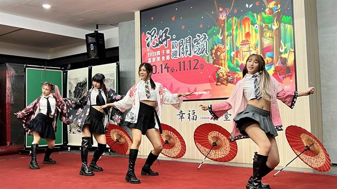 观旅局今天办宣传记者会，开场邀请正妹舞团穿浴袍热舞，炒热气氛。（张毓翎摄）