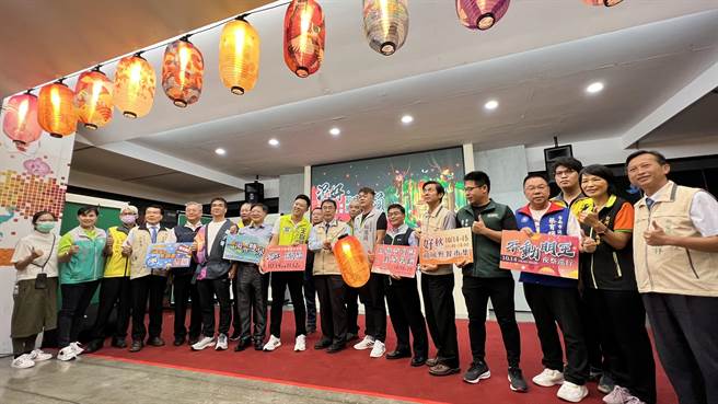 台南市长黄伟哲（前排右八）及相关单位代表都到场宣传。（张毓翎摄）