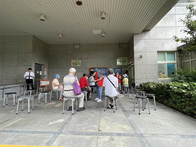 锺小平今早小南门区民活动中心了解民眾施打公费流感疫苗状况，本日施打的厂牌是国光疫苗。（蔡佩珈摄）