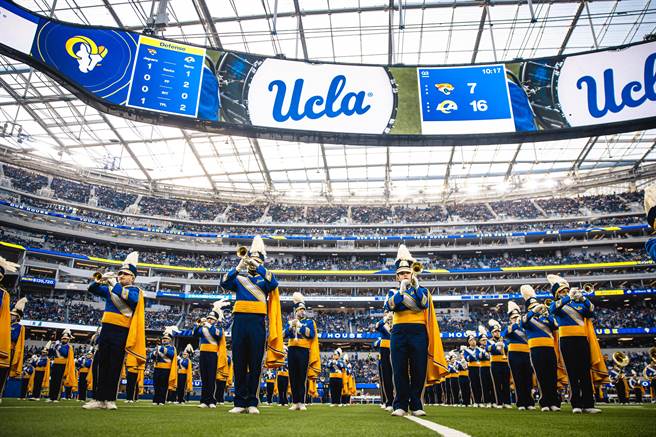 「UCLA棕熊行进乐队」带来美式足球赛战歌、流行音乐与拉丁风格等热闹曲风。（UCLA棕熊行进乐队提供∕吕妍庭嘉义传真）