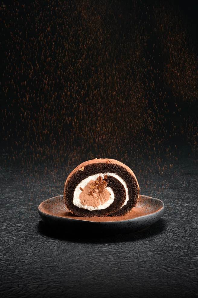 亞尼克首次以法式甜點作法打造「榛果厚巧克力生乳捲」，營造一層層不同風味口感，售價495元。 (亞尼克提供)