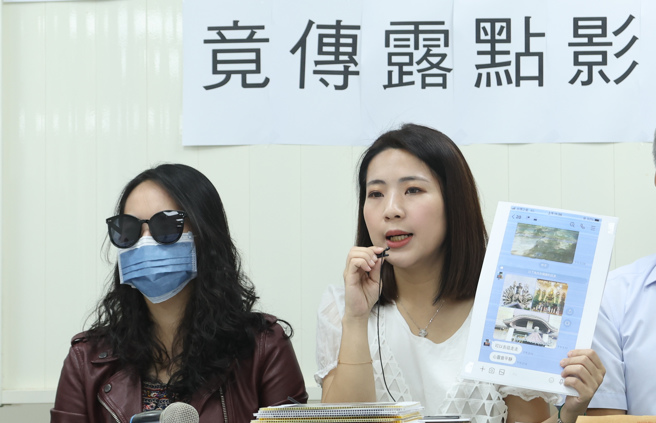 台北市议员徐巧芯（右）、与性骚扰受害者（左）3日一同举行记者会，对于员警执务之便私加LINE，竟传露点影片性骚扰，徐巧芯强调要受到骚扰民眾能够勇敢站出来。（陈俊吉摄）