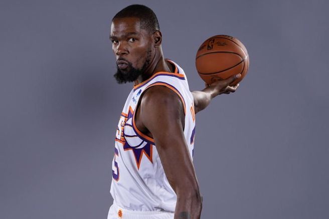 太阳球星杜兰特在媒体日拍照。（美联社）