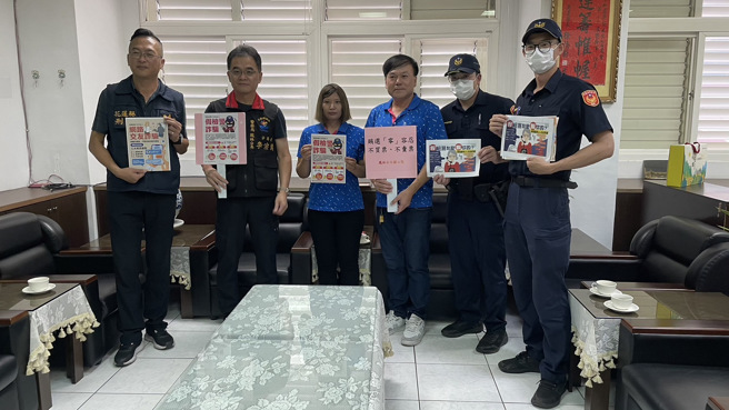 行员机警阻止诈骗，凤林分局长颁发感谢状，同时宣导反诈及反贿选。（警方提供）