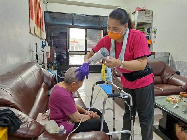 丽美到案家服务，为长辈梳洗。（嘉义就服中心提供／廖素慧嘉市传真）