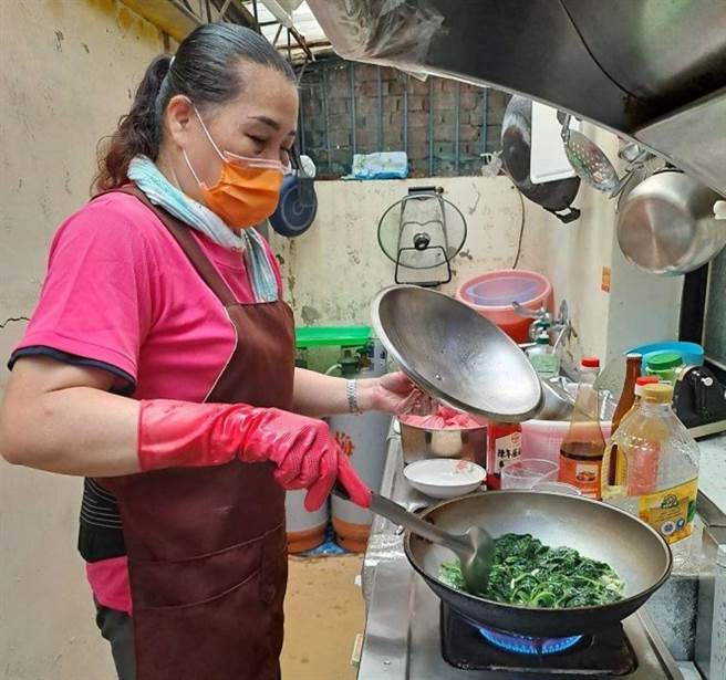 丽美到案家服务，煮菜备餐。（嘉义就服中心提供／廖素慧嘉市传真）