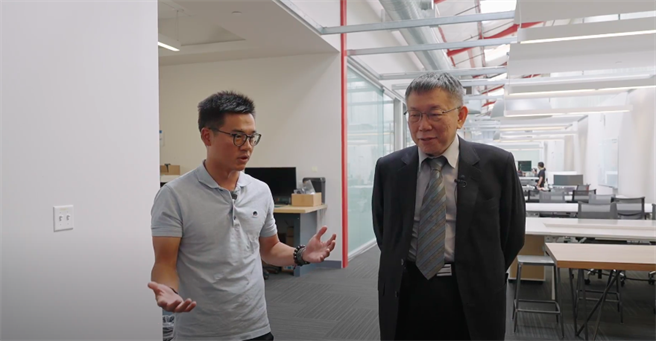 民眾党总统参选人柯文哲拜会无名小站创办人简志宇。（民眾党提供／杨亚璇台北传真）