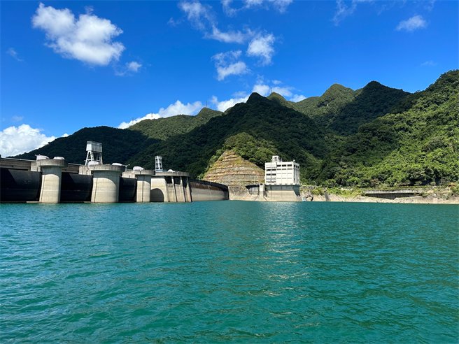 台北翡翠水库管理局表示，颱风外围环流及东北季风的影响，可能挟带丰沛雨量，今(3)日已针对翡翠水库所有水闸门进行操作测试，均属正常，并完成各项防颱准备工作。(黄敬文翻摄)