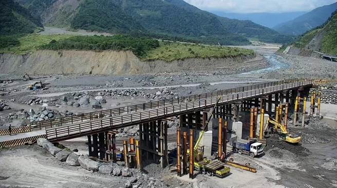 台20线明霸克露桥钢便桥因卡努颱风受损已于9月28修復并开放通行。（甲仙工务段提供／林雅惠传真）