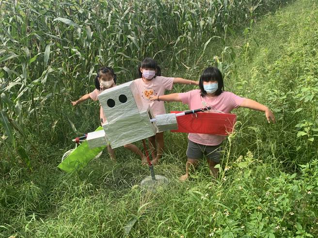 美浓东吉国小自造联盟打造机器稻草人，减少农作遭麻雀啄食机会。（吉东国小提供／任义宇高雄传真）