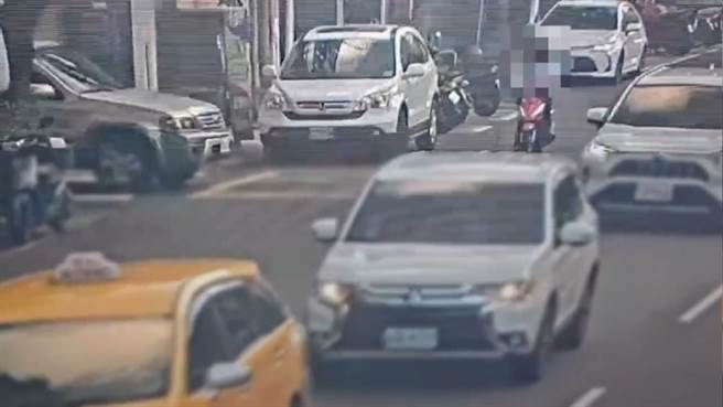 程男得手后骑机车离去。（警方提供）