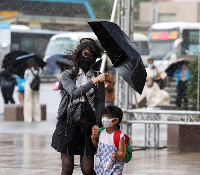 明天澎湖、兰屿、绿岛风力达颱风假标准。（资料照片／刘宗龙摄）