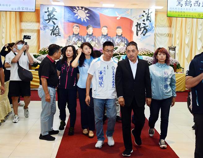 國民黨總統參選人侯友宜3日特地前往悼念屏東殉職英勇消防員，並為家屬打氣。(林和生攝)