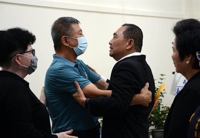 國民黨總統參選人侯友宜(右二)3日特地前往悼念屏東殉職英勇消防員，並為家屬打氣。(林和生攝)