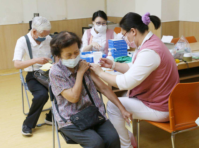 流感疫苗昨天开打，单日创近23万人施打。（赵双杰摄）