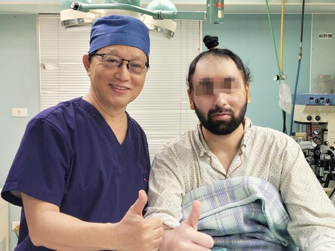 布莱克（右）远从英国跨海向曹赐斌求诊。（图片来源：曹赐斌整外诊所提供）