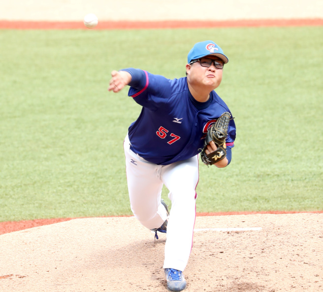 赖柏玮生涯首次披上国家队战袍就是在杭州亚运，3日对香港队先发缴出5局无失分好投。（郑任南摄）