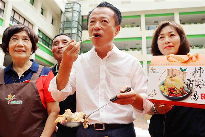 嘉义县长翁章梁大口品尝清甜「柿霜鸡汤。（吕妍庭摄）