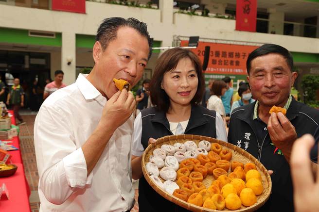 嘉义县番路乡盛产柿子与柿子加工品，嘉义县长翁章梁以实际行动大力推广。（吕妍庭摄）