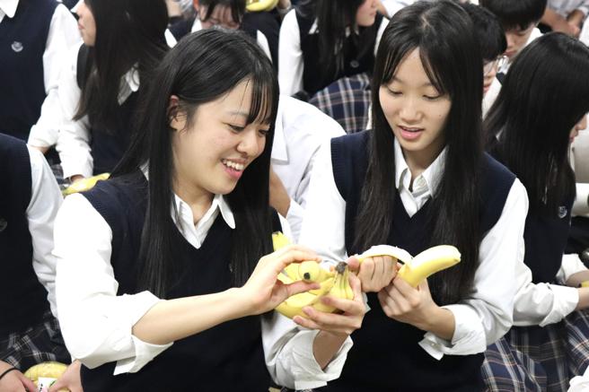 翡翠骑士收到旗山香蕉后，迫不及待品嚐高雄好滋味（图片来源：高雄市行国处提供）