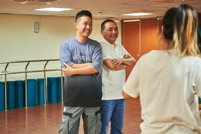 國民黨總統參選人侯友宜昨（2）日高雄行程滿檔，其間特別抽空為鳳山區立委參選人鍾易仲的MV「伴舞」。（鍾易仲提供）