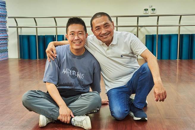 國民黨總統參選人侯友宜昨（2）日高雄行程滿檔，其間特別抽空為鳳山區立委參選人鍾易仲的MV「伴舞」。（鍾易仲提供）