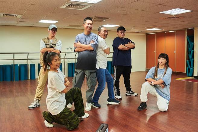 國民黨總統參選人侯友宜昨（2）日高雄行程滿檔，其間特別抽空為鳳山區立委參選人鍾易仲的MV「伴舞」。（鍾易仲提供）