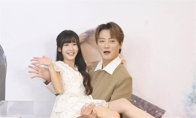 花花（左）與阿沁感情甜蜜。（杜宜諳攝）