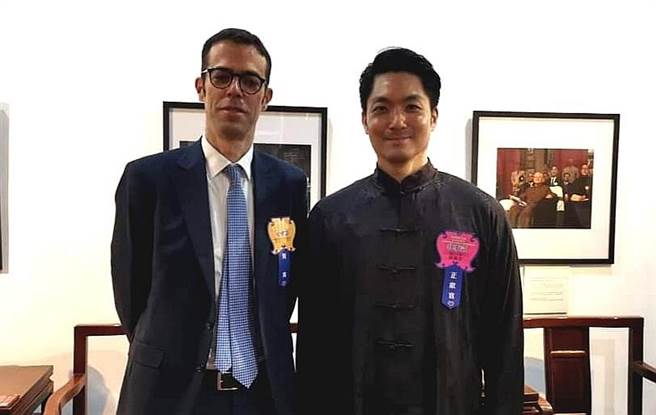 法国驻台代表巴黎思(左)(取自法国在台协会脸书)