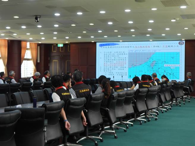 小犬颱风来势汹汹，花莲县政府不敢掉以轻心，上午召开灾前整备会议，县长徐榛蔚指示各局处严阵以待，做好万全准备因应天然灾害或临时突发状况。（罗亦晽摄）