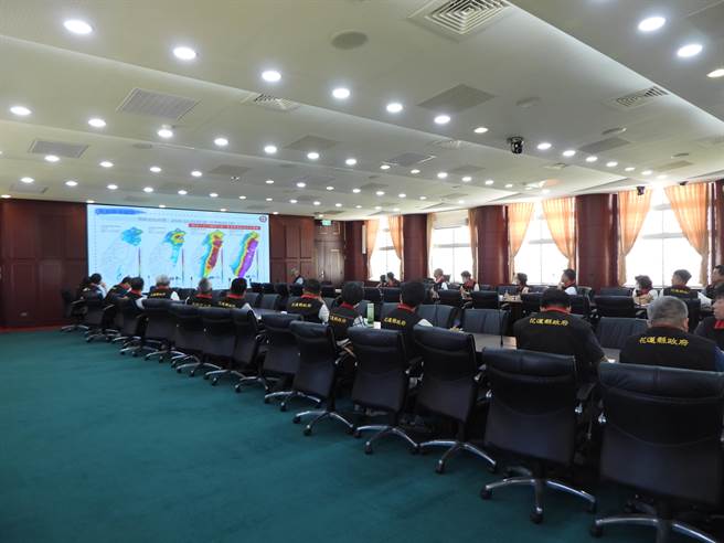 小犬颱风来势汹汹，花莲县政府不敢掉以轻心，上午召开灾前整备会议，县长徐榛蔚指示各局处严阵以待，做好万全准备因应天然灾害或临时突发状况。（罗亦晽摄）