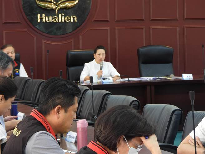 小犬颱风来势汹汹，花莲县政府不敢掉以轻心，上午召开灾前整备会议，县长徐榛蔚指示各局处严阵以待，做好万全准备因应天然灾害或临时突发状况。（罗亦晽摄）