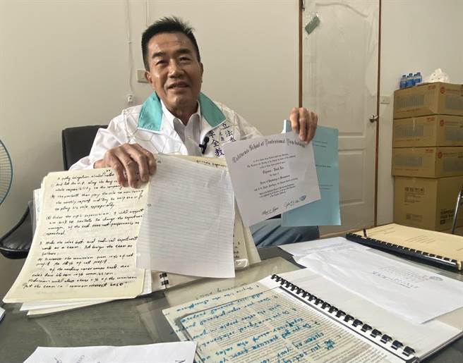 台南立委第四选区烟硝味渐浓，无党籍立委参选人李全教今天拿出他写的论文，反驳黑函指控他是假博士的法。（曹婷婷摄）