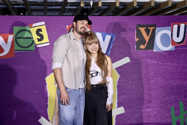 何美与男友大方合照，现场充满粉红泡泡。（罗永铭摄）