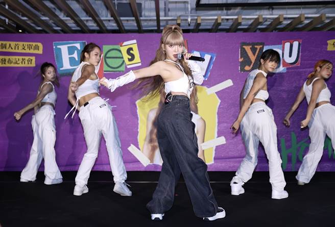 何美推出首支单曲〈Eyes On You〉。（罗永铭摄）